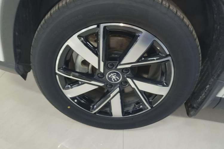 Used BYD Song Pro New Energy 2024 HONOR Edition DM-i 71KM Navigation Model Left Front Wheel Hub