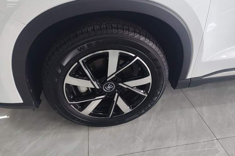 Used BYD Song Pro New Energy 2024 HONOR Edition DM-i 71KM Leading Model Left Front Wheel Hub