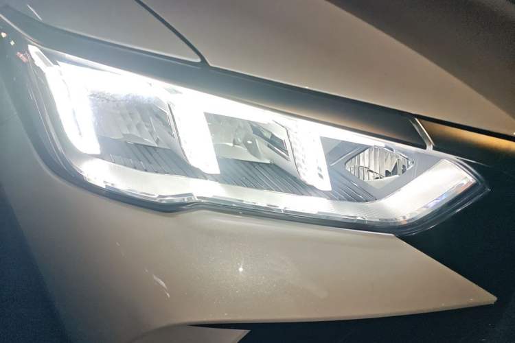 Used BYD Song Pro New Energy 2024 HONOR Edition DM-i 110KM Beyond Model Right Front Headlight