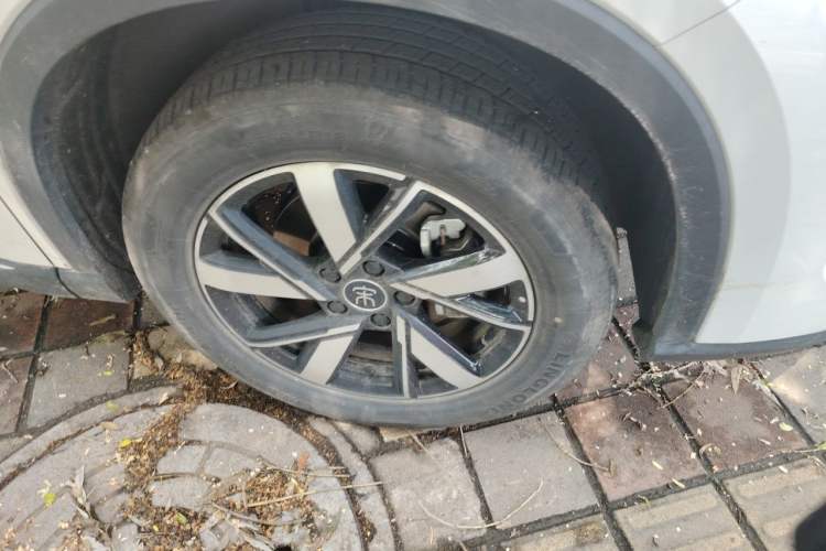 Used BYD Song Pro New Energy 2024 HONOR Edition DM-i 71KM Navigation Model Right Front Wheel Hub