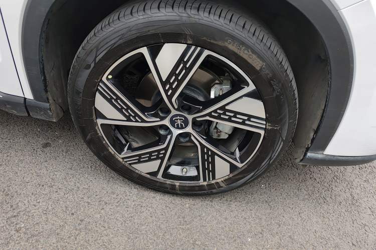 Used BYD Song Pro New Energy 2024 HONOR Edition DM-i 110KM Excellence Model Right Front Wheel Hub