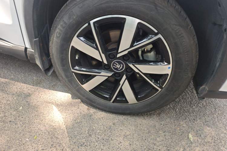 Used BYD Song Pro New Energy 2024 HONOR Edition DM-i 71KM Navigation Model Right Front Wheel Hub