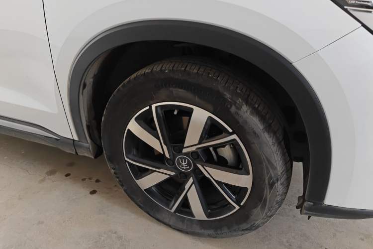 Used BYD Song Pro New Energy 2024 HONOR Edition DM-i 71KM Navigation Model Right Front Wheel Hub
