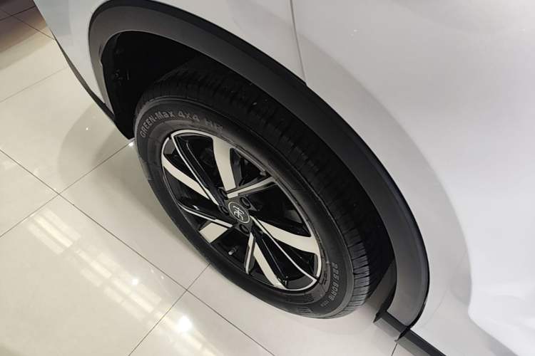 Used BYD Song Pro New Energy 2024 HONOR Edition DM-i 71KM Navigation Model Right Rear Wheel Hub