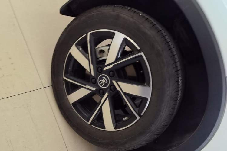 Used BYD Song Pro New Energy 2024 HONOR Edition DM-i 71KM Navigation Model Right Rear Wheel Hub