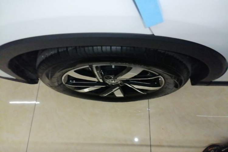 Used BYD Song Pro New Energy 2024 HONOR Edition DM-i 71KM Navigation Model Right Rear Wheel Hub