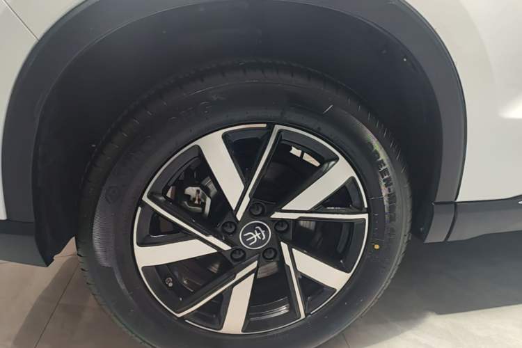Used BYD Song Pro New Energy 2024 HONOR Edition DM-i 71KM Leading Model Right Rear Wheel Hub