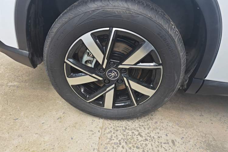 Used BYD Song Pro New Energy 2024 HONOR Edition DM-i 71KM Navigation Model Right Rear Wheel Hub