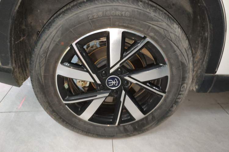 Used BYD Song Pro New Energy 2024 HONOR Edition DM-i 71KM Navigation Model Right Rear Wheel Hub