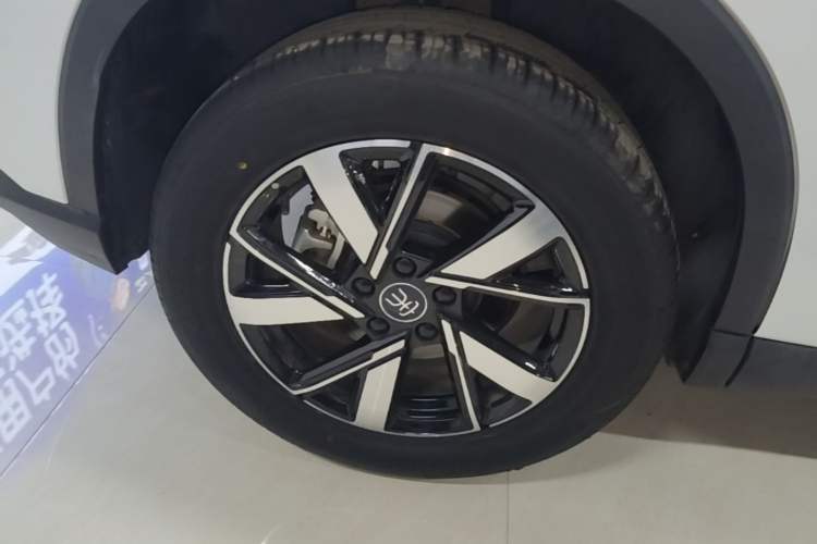 Used BYD Song Pro New Energy 2024 HONOR Edition DM-i 71KM Navigation Model Right Rear Wheel Hub