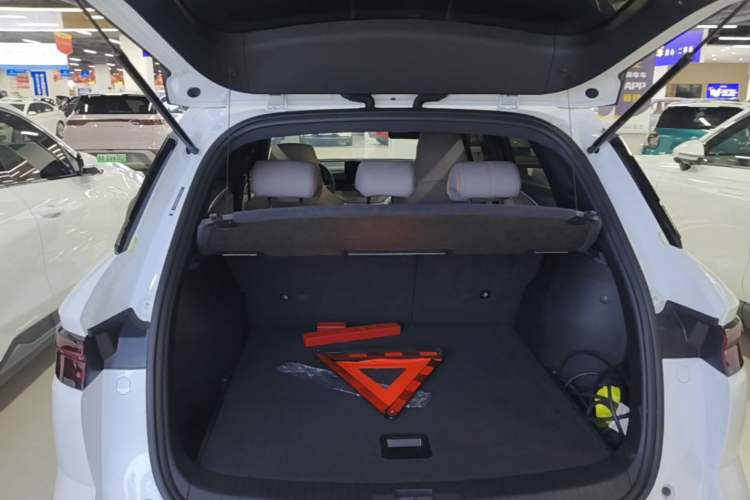 Used BYD Song Pro New Energy 2024 HONOR Edition DM-i 71KM Navigation Model Trunk