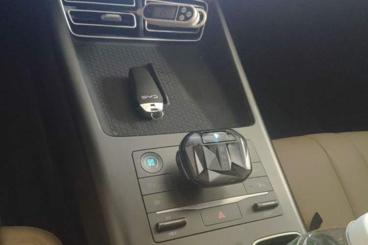 Used BYD Song Pro New Energy 2025 Second-Generation DM-i 75KM Leading Edition Gear Lever