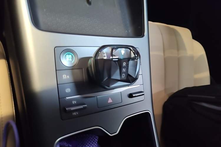 Used BYD Song Pro New Energy 2025 Second-Generation DM-i 75KM Overachiever Trim Gear Lever