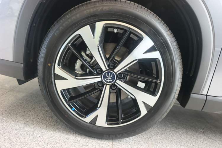 Used BYD Song Pro New Energy 2026 Model DM-i 220KM Beyond Version Left Front Wheel Hub