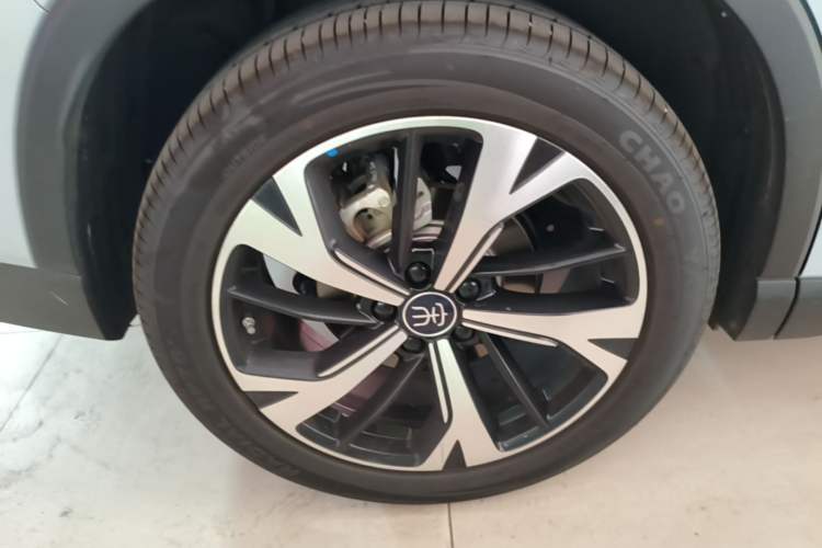Used BYD Song Pro New Energy 2026 Model DM-i 220KM Beyond Version Right Rear Wheel Hub