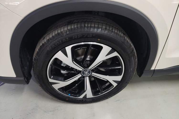 Used BYD Song Pro New Energy 2026 Model DM-i 220KM Beyond Version Left Front Wheel Hub