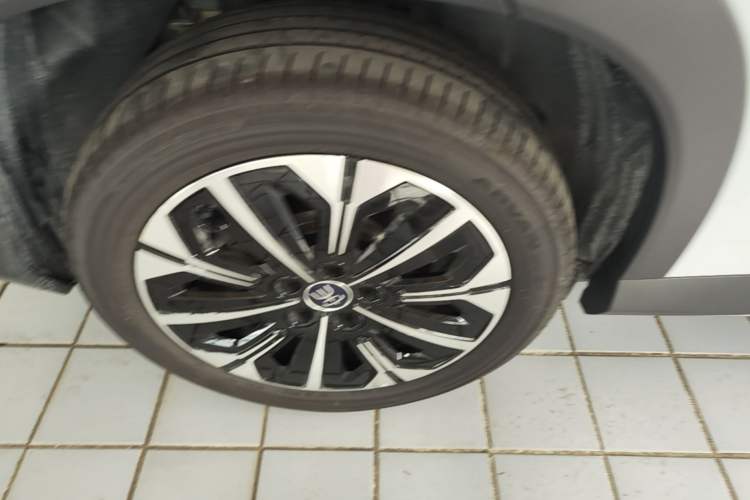 Used BYD Song Ultra EV 2026 Model 710KM Superior Edition Right Rear Wheel Hub