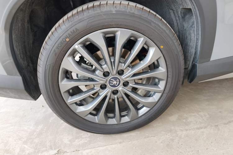 Used BYD Song Ultra EV 2026 Model 710KM Superior Edition Right Rear Wheel Hub