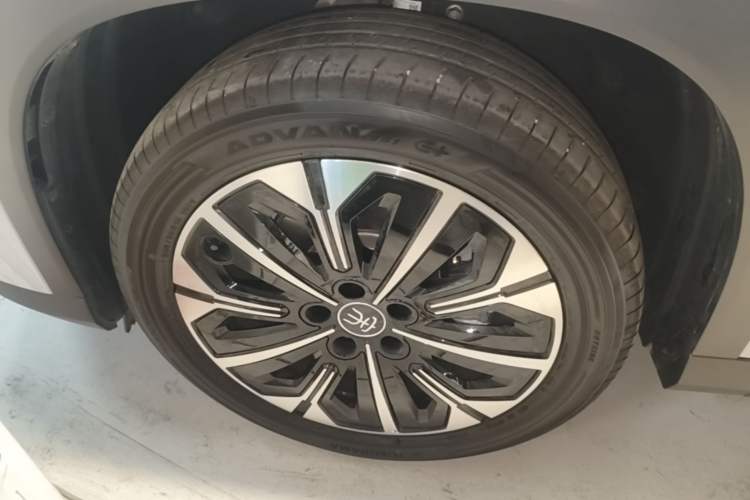 Used BYD Song Ultra EV 2026 Model 710KM Excellence Version Left Front Wheel Hub