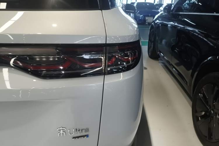 Used BYD Song Ultra EV 2026 Model 710KM Excellence Version Right Rear Taillight
