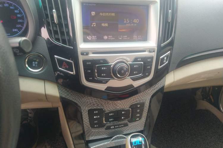 Used BYD Surui 2012 1.5TID Automatic Luxury Version Audio And AC Panel