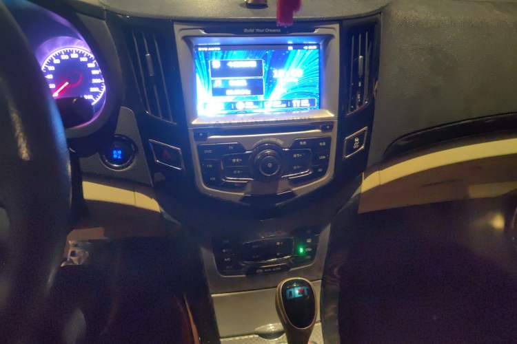 Used BYD Surui 2012 1.5TID Automatic Luxury Version Audio And AC Panel