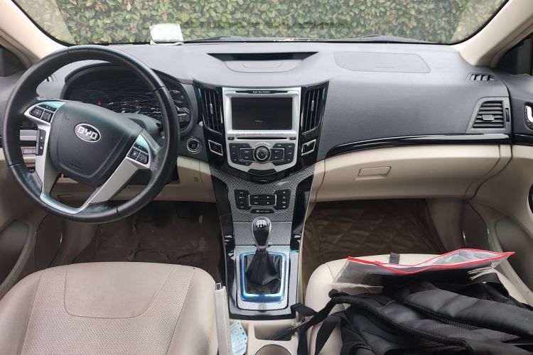 Used BYD Surui 2012 1.5L Manual Luxury Version Center Console