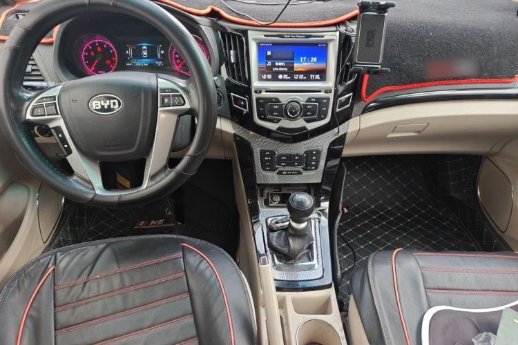 Used BYD Surui 2012 1.5TI Manual Luxury Version Center Console