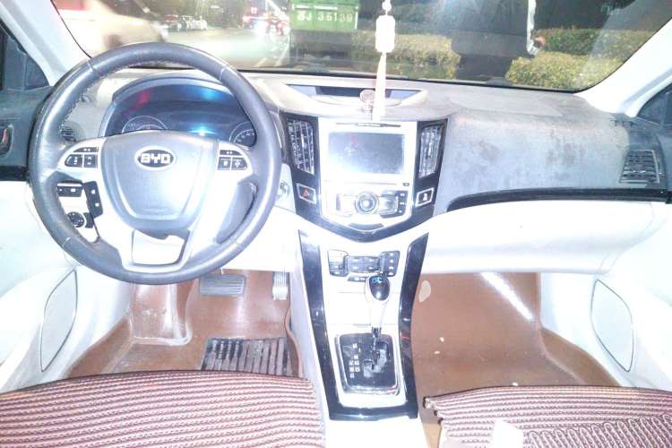 Used BYD Surui 2012 1.5TID Automatic Luxury Version Center Console