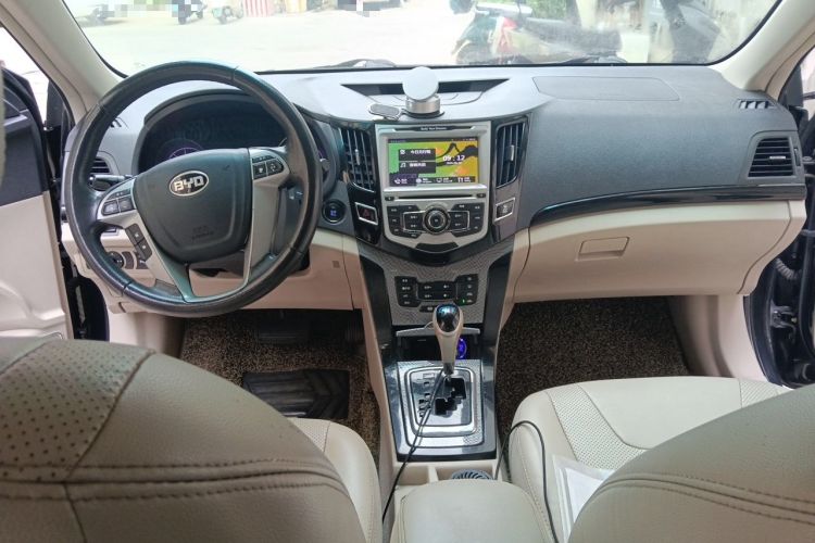 Used BYD Surui 2012 1.5TID Automatic Luxury Version Center Console