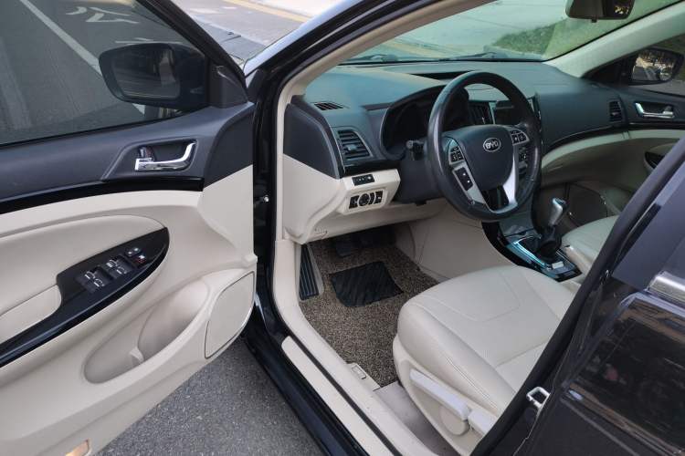 Used BYD Surui 2012 1.5L Manual Luxury Version Driver Seat