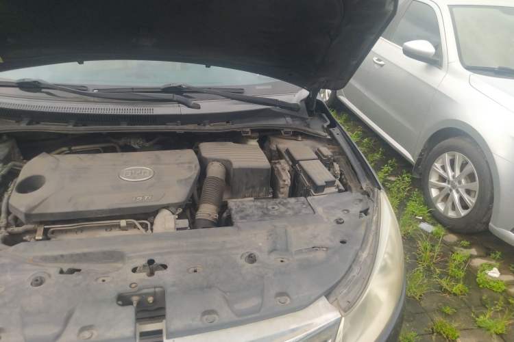 Used BYD Surui 2012 1.5TID Automatic Luxury Version Engine Bay Left