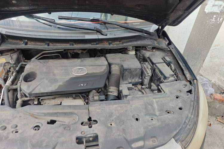 Used BYD Surui 2012 1.5TI Manual Luxury Version Engine Bay Left