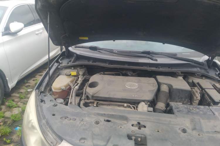 Used BYD Surui 2012 1.5TID Automatic Luxury Version Engine Bay Right