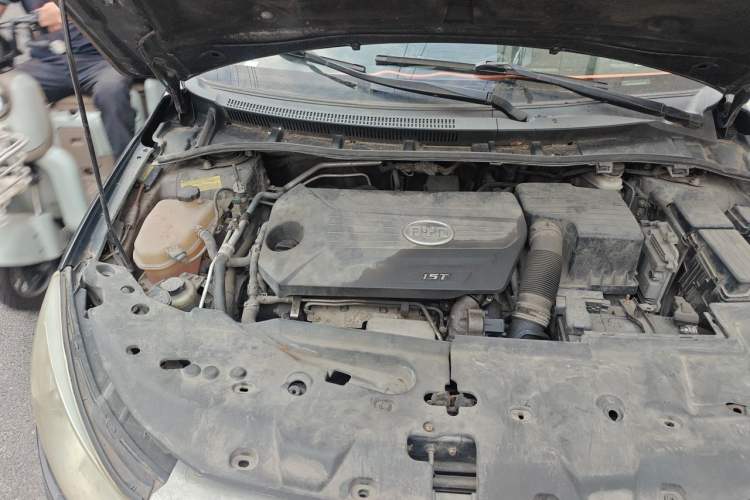 Used BYD Surui 2012 1.5TI Manual Luxury Version Engine Bay Right