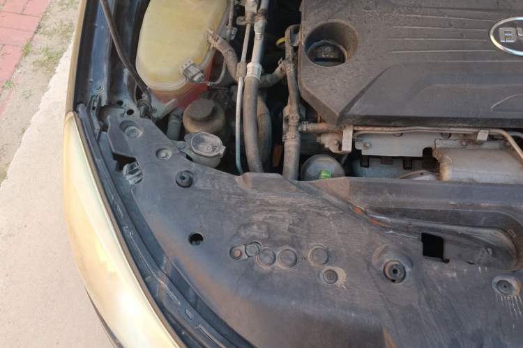 Used BYD Surui 2012 1.5TI Manual Luxury Version Engine Bay Right