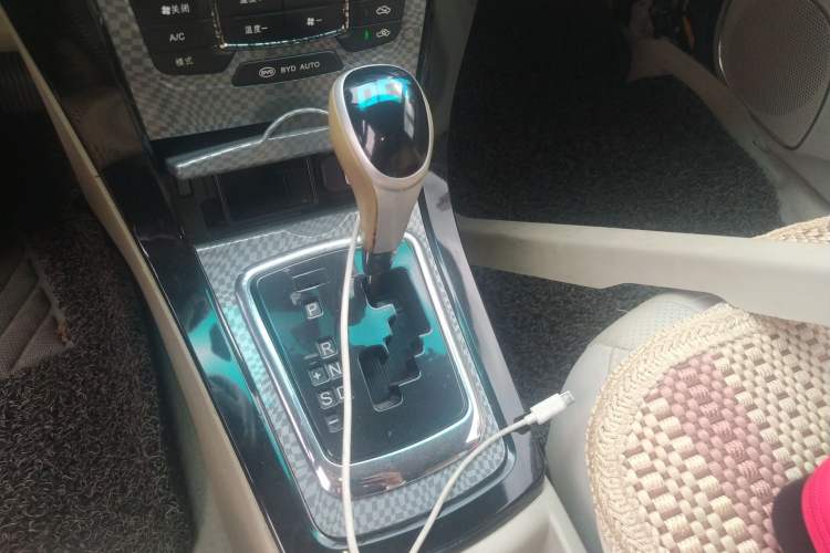 Used BYD Surui 2012 1.5TID Automatic Luxury Version Gear Lever
