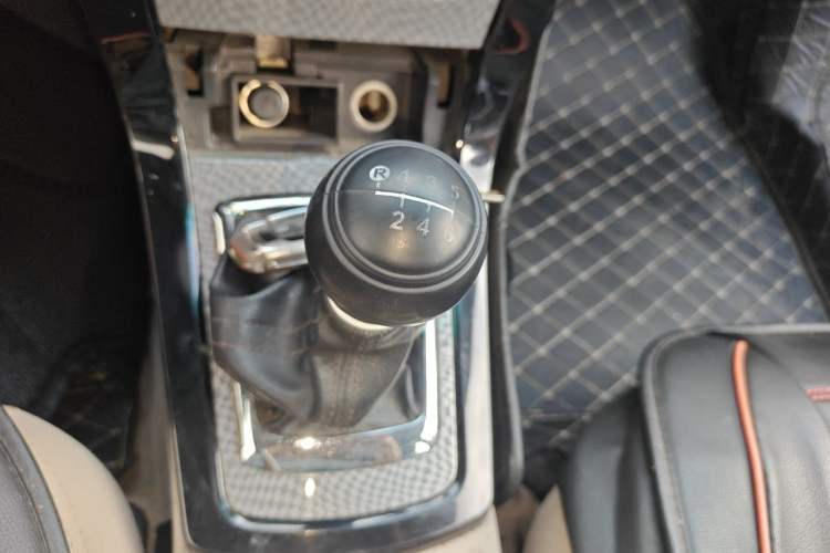Used BYD Surui 2012 1.5TI Manual Luxury Version Gear Lever