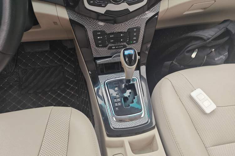 Used BYD Surui 2012 1.5TID Automatic Luxury Version Gear Lever