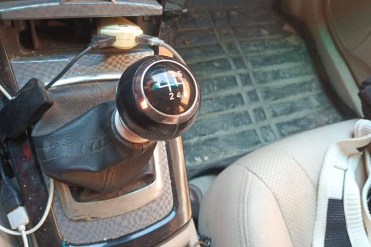 Used BYD Surui 2012 1.5TI Manual Luxury Version Gear Lever