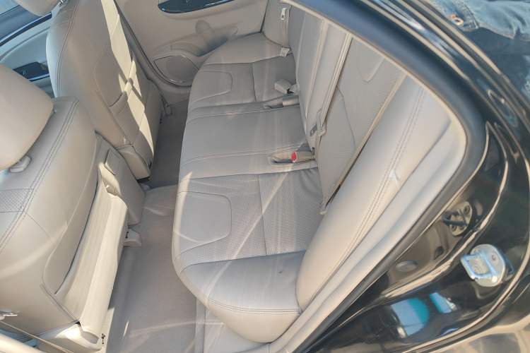 Used BYD Surui 2012 1.5TID Automatic Luxury Version Interior 1