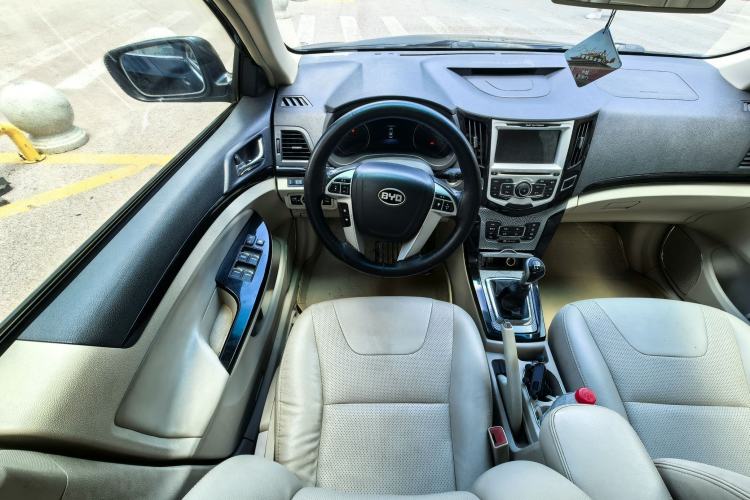 Used BYD Surui 2012 1.5L Manual Luxury Version Interior 5