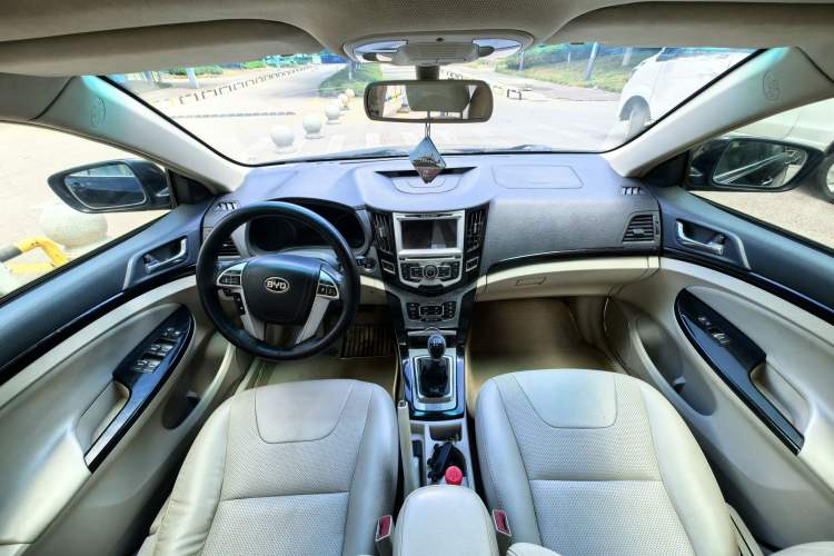 Used BYD Surui 2012 1.5L Manual Luxury Version Interior 6