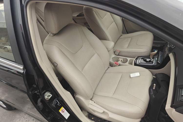 Used BYD Surui 2012 1.5TID Automatic Luxury Version Right Front Seat