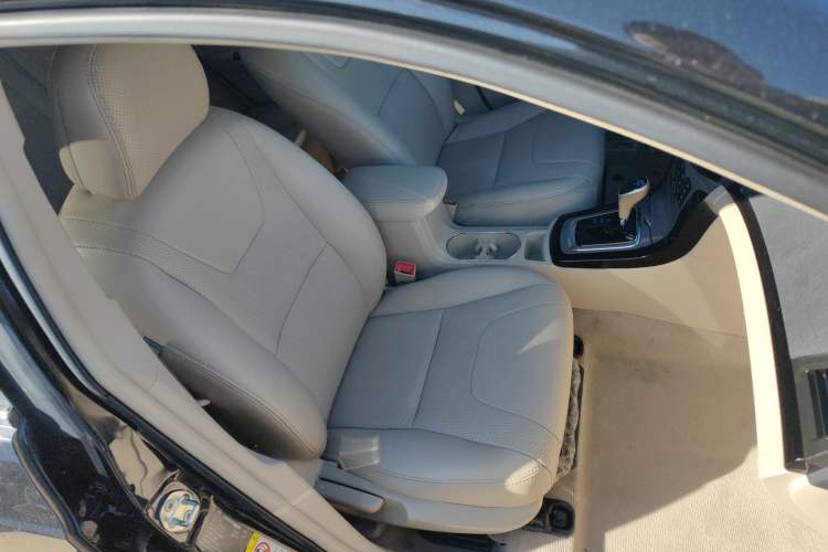 Used BYD Surui 2012 1.5TID Automatic Luxury Version Right Front Seat