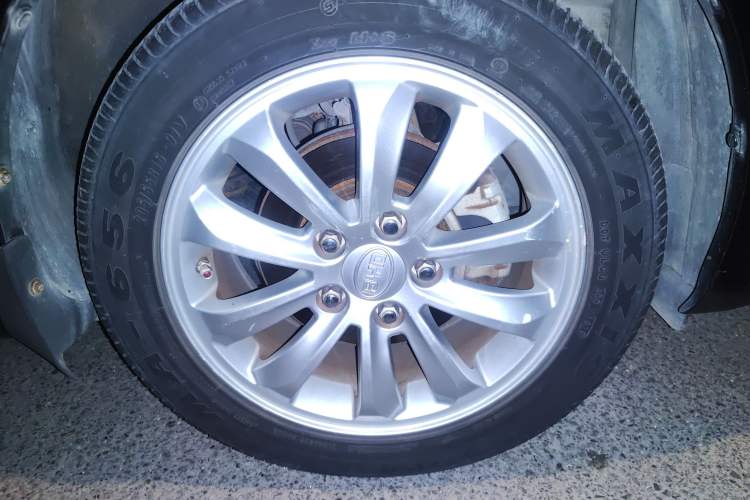 Used BYD Surui 2012 1.5TID Automatic Luxury Version Right Front Wheel Hub
