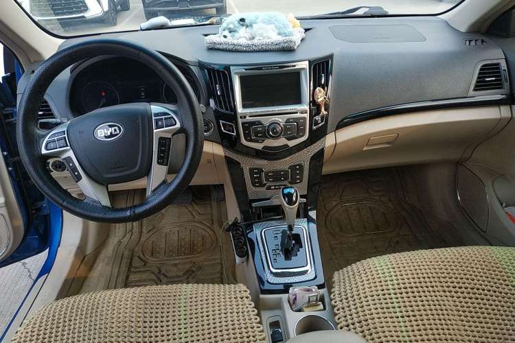 Used BYD Surui 2012 1.5TID Automatic Luxury Version Center Console
