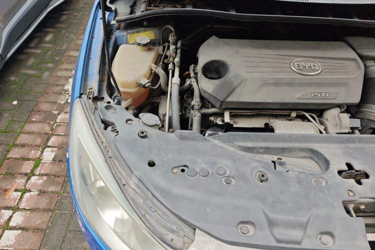 Used BYD Surui 2012 1.5TID Automatic Luxury Version Engine Bay Right