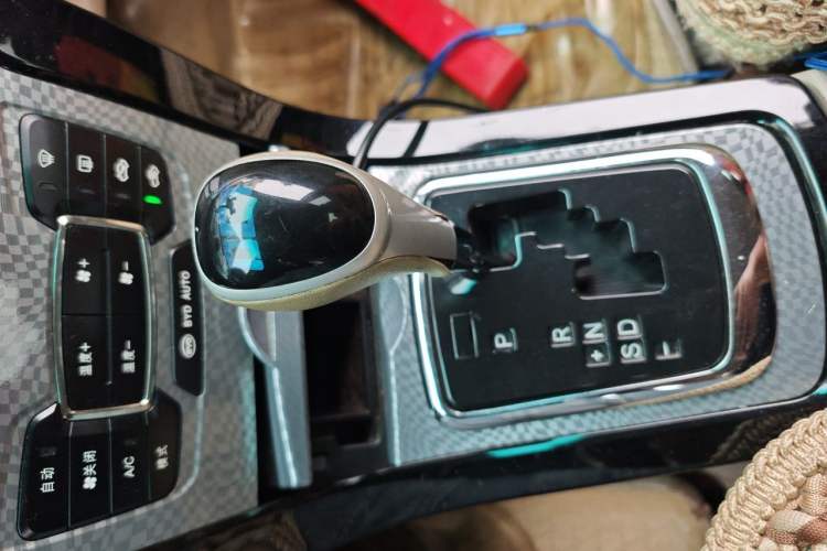Used BYD Surui 2012 1.5TID Automatic Luxury Version Gear Lever