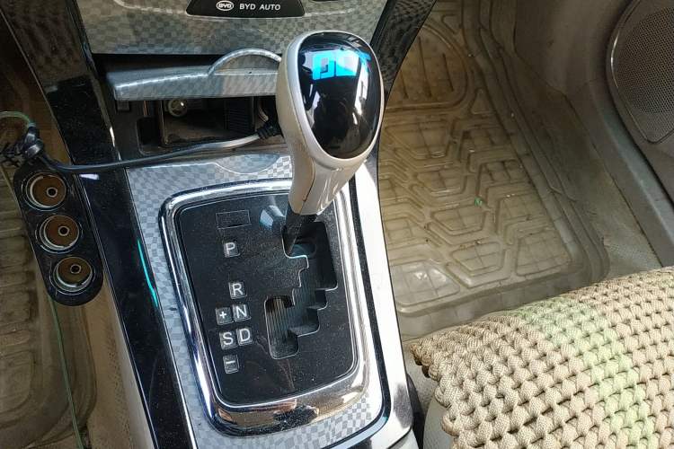 Used BYD Surui 2012 1.5TID Automatic Luxury Version Gear Lever
